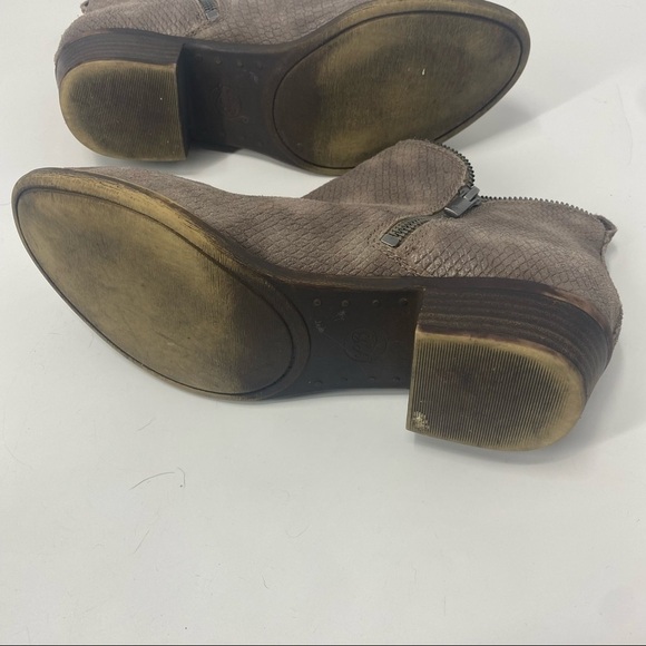Lucky Brand Bartalino textured suede bootie 7.5 - Picture 9 of 10